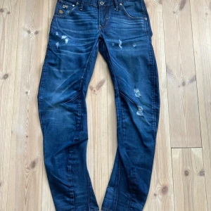 G-STAR Raw Jeans  - Ett par G-STAR Jeans med feta slitningar och najs tvätt.                  Storlek : W30/L32 | Fint skick