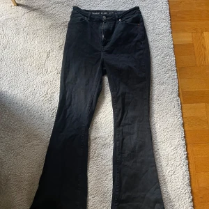 Svarta bootcut jeans Beachy Flare -  svarta jeans från Beachy Flare med bootcut-modell. Jeansen har normal passform och är tillverkade i ett mjukt bomullsmaterial med lite stretch.  Byxorna är köpta på bik bok. Storlek 31 i längd 