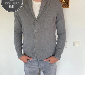 Stickad cardigan - Tjena, säljer nu denna feta stickade koftan , skick 9/10 inga defekter. Skriv vid funderingar!