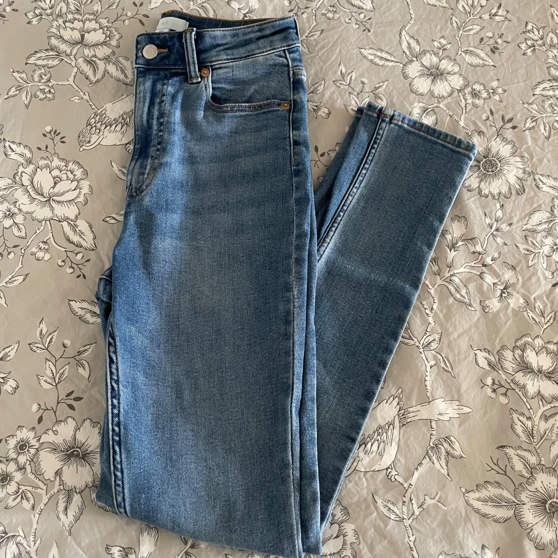 Blå skinny jeans med hög midja