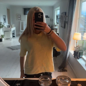 Ljusgul stickad kortärmad tröja - Superfin ljusgul stickad tröja med korta ärmar och rund hals. Tröjan har en avslappnad passform och fräsch look. Från Gina tricot, strlk s🩷
