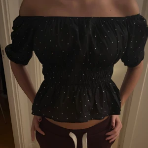Svart vit prickig topp  - Jätte fin prickig topp med lite puffiga armar som man kan ha antingen off shoulder eller på axlarna. Tajt model vid midjan och sedan utsvängd längst ner💕 skriv vid frågor, pris kan diskuteras.