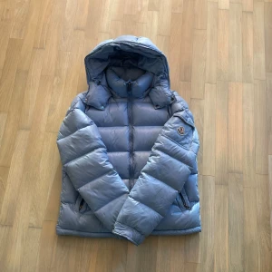 Intressekoll på moncler Maya  - Intressekoll på min limited edition baby blue Maya. Den är i bra skicka med lite tecken på användning men inget som syns vid användning. Den är väldig sparsamt använd!🤗