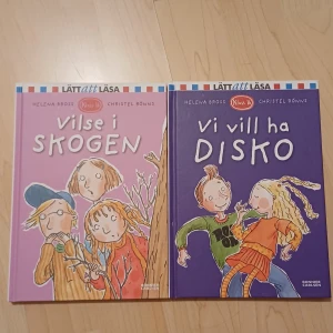 Vilse i skogen / Vi vill ha disko - Två lättlästa böcker om vardagsäventyr och vänskap i klass 1b. Perfekta för dig som gillar roliga och spännande berättelser med färgglada illustrationer. Passar unga läsare som vill ha något lätt att läsa och känna igen sig i.