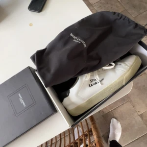 Saint Laurent skor - Kvitto finns!    ( pris kan diskuteras vid snabb affär).     Kan bytas mot rockrunners. Nypris 6000kr allt orginal ingår 