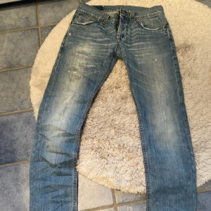 Dondup jeans - Snygga dondup jeans som knappt är använda, inga defekter på jeans. Storlek i midjan är 30. Priset kan diskuteras vid snabb affär.