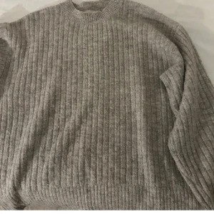 Stickad  - Stickad tröja från hm som aldrig kommer till användning och den är felfri och ser ny ut!!!