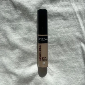 L'Oréal Infaillible Concealer - Ljusbeige concealer från L'Oréal Paris Infaillible-serie. Kommer i en smidig tub med svart lock och applikator. Ger hög täckning och håller upp till 24 timmar. Perfekt för att dölja mörka ringar och ojämnheter. Använd men mycket produkt kvar!