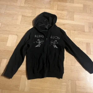 Rhinestone zip hoodie - Svart Rhinestone zip hoodie ifrån bling lucid storlek M 