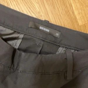 Kostymbyxor  - Svarta kostymbyxor från bikbok💕 blivit för små annars hade jag gärna haft kvar🥰