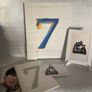 Bts album - Map of the soul 7 (Ver 04) Skiva finns med. Om du vill veta vem som är på photocardet eller har andra frågor så hör gärna av dig!