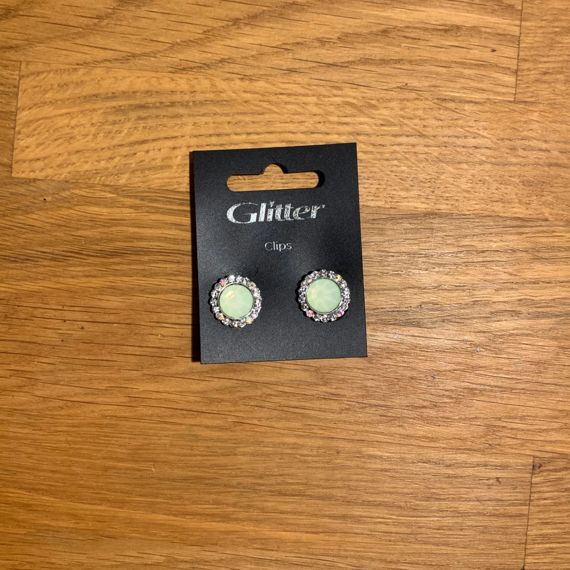Mintgröna clipsörhängen från Glitter