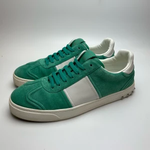 Valentino flycrew skor - Hej! Säljer nu dessa sjukt snygga valentino flycrew skor. Skorna är i nytt skick! Har ett begränsat antal boxar och dustbag! Hör gärna av dig vid frågor!