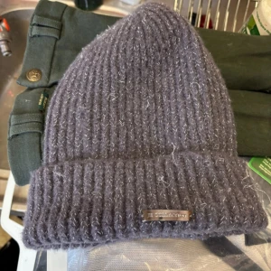 Jh collection mössa - Säljer denna mössa från jh collection, den är grå men ser lite lila ut, väldigt bra skick💞