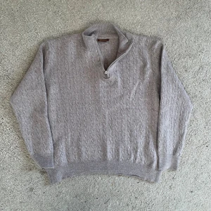 Grå kabelstickad half zip från Stenströms - Kabelstickad grå tröja från Stenströms med ribbad krage och half zip-dragkedja. Den är i merinoull men är tvötttsde den för varmt så här krympt från M till Xs. Den är annars i toppen skick. 😊