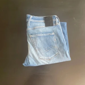 Replay Anbass W32 - Säljer ett par riktigt feta Replay Anbass jeans i storleken w32 och l34. Skriv vid minsta fråga!