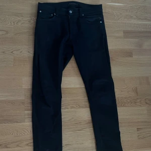 Svarta nudie jeans  - Tja! Jag säljer dessa riktigt snygga jeans från nudie som är i storlek 32 /30 dom är i väldigt bra skick och går för ett riktigt bra pris 🔥😮‍💨vid frågor och funderingar är det bara att skicka ett litet meddelande 😇pris går alltid att diskuteras