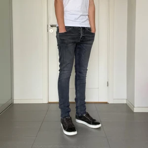 Dondup George jeans  - Säljer nu dessa super feta mörkgråa dondup George Jeans, skriv för fler bilder/frågor🙌🏼