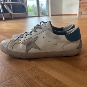 Golden goose superstar - Säljer mina golden goose skor. Riktigt fräscha, trendiga och funkar med det mesta. Endast skorna kommer. Skriv gärna om frågor!