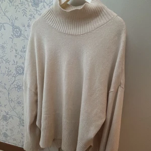 Beige polotröja med ribbade detaljer - Pris kan diskuteras.Säljer en beige polotröja med bred ribbad krage och ribbade muddar vid ärmslut och liten slits detalj vid sidorna. Tröjan är från Gina tricot och storlek S 