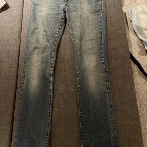 Replay  Pearl jeans - Riktigt feta replay Jeans ”Pearl” i klassisk blå tvätt med slitningar. femficksmodell och detaljerade sömmar. Tillverkade i bomull med dragkedja och knapp framtill. Perfekta för dig som gillar en tidlös jeanslook. W29 L34