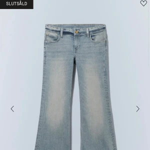 Weekday flame low waist - Helt oanvända utsvängda jeans från weekday med lappen kvar. Säljer eftersom dom inte kommer till användning. Slutsålda på hemsidan och kommer inte in igen❤️nypris 399kr W32 L34