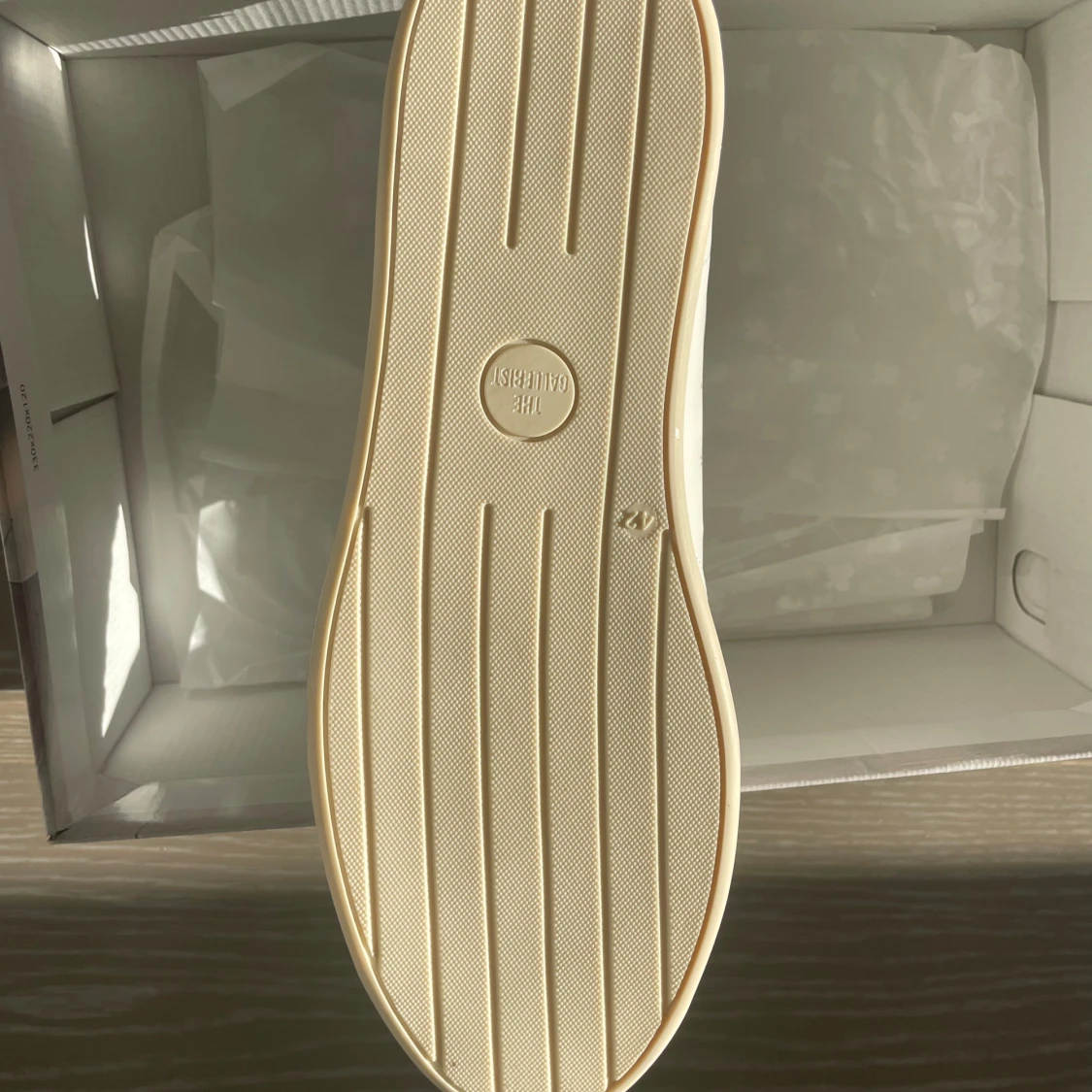 Vita sneakers från The Gallerist - 3