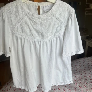 Vit broderad blus från Zara - En jättesöt vit blus från Zara, den har broderier där fram och knapp i ryggen, superfin nu till hösten under en kofta till exempel!!🤍🤍🤍