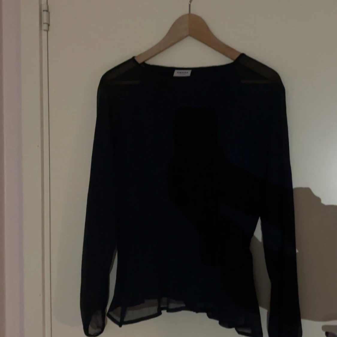 Svart blus från Aware med volang - 1