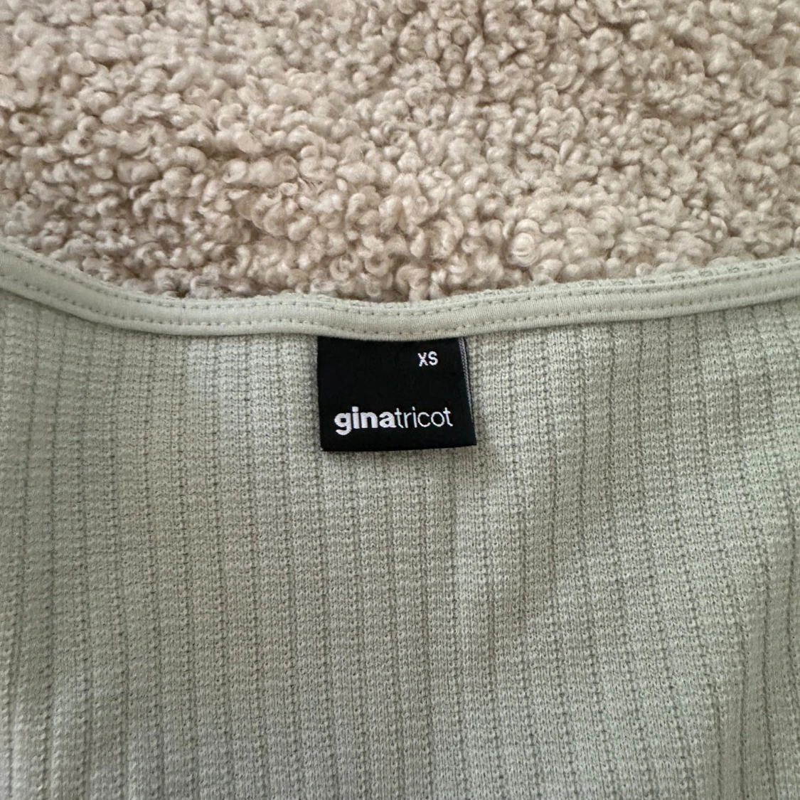 Ljusgrön ribbad topp från Gina Tricot - 2