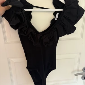 Trendig Zara body - Snygg Zara body med volanger