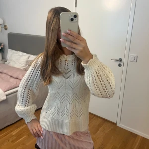 söt stickad tröja  - säljer en stickad tröja från Vila som inte kommer rulla nsvöndning längre 