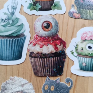 37 st. Skräckiga Cupcakes – Klistermärken - 37 st klistermärken fylld med cupcakes i halloween-tema! Här hittar du söta och läskiga muffins med ögon, monster, spöken och godis – perfekt för dig som gillar både bakning och skräck. Dekorera dina prylar och visa din unika stil!