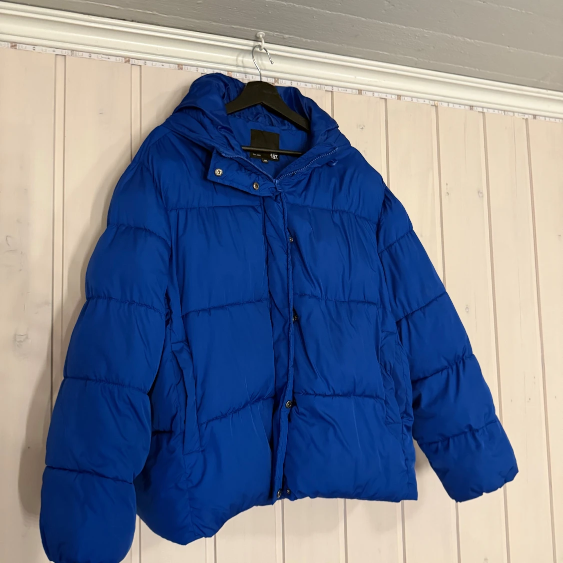 Blå pufferjacka med huva - 1