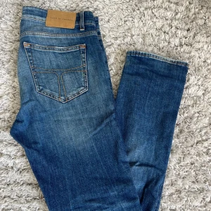 Blå jeans från Tiger of Sweden - Tja, säljer ett par schyssta jeans från tiger of sweden. Storlek W30 L32 och i toppen skick. Skriv till mig vid minsta fundering 😁pris kan diskuteras vid snabb affär 