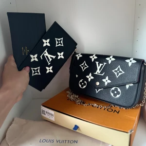  svart axelväska med monogram - Helt ny väska som passar perfekt för dam och ingår med kartong👍🏻👍🏻