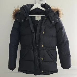 Mörkblå dunjacka med päls från Boomerang - Säljer en väldigt mörkt blå dunjacka från Boomerang i storlek XXS.Modellen heter alexandra.Jackan har en fluffig huva med päls,pälsen är inte äkta.Jackan är i nyskick och perfekt för kalla dagar.Nypris 5999kr💕