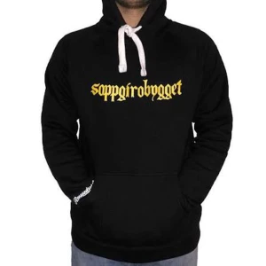Soppgirobygget hoodie - Säljer en soppgirobygget hoodie i storlek M, köpt för ungefär 5-6 år sedan men är väldigt sparsamt använd, det finns tecken på användning såklart men inget som är jätte synligt ( allt tryck är kvar) säljer för 300kr 