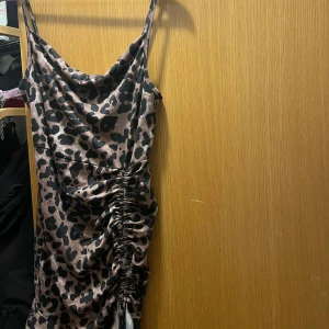 Fyra olika snygga klänningar  - Alla är i storlek L men passar S/M också då dom är stretchiga 