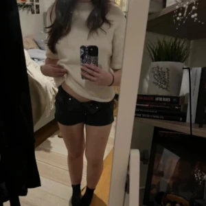 Lågmidjade jeansshorts  - Snygga svarta lågmidjade jeansshorts från 157 i storlek XS, passar även s. De har en klassisk design med knappar framtill och fickor både fram och bak. Perfekta för en avslappnad stil. Skriv vid frågor💗