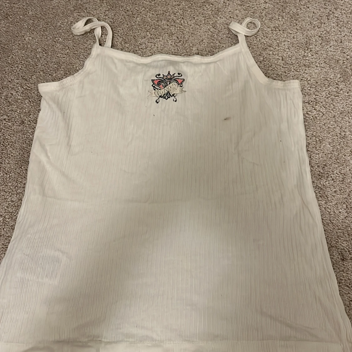 Vit ribbad linnetopp med knappar - 1