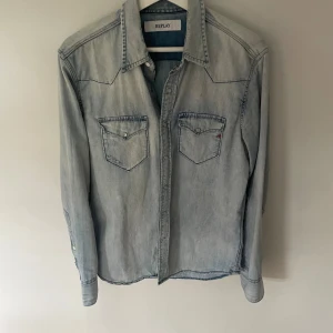 Ljusblå jeansskjorta från Replay - Jeansskjorta från replay, bra skick förutom en liten fläck. 