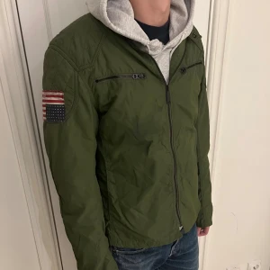 Ralph lauren denim supply jacka - Helt galet fet vintage denim supply Ralph Lauren jacka, perfekt för hösten. Dessa har en cool Amerika flagga på armen. Mått: Bredd: 53cm Längd:65cm