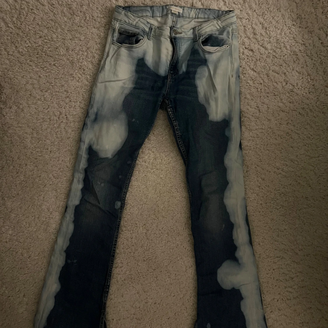 Bootcut jeans med blekta detaljer