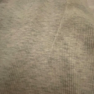 Ljusgrå ribbade bootcut-byxor 157 - Snygga ljusgrå ribbade byxor från 157 med bootcut-ben. De är stretchiga och mjuka med en skön passform, tillverkade av bomull, viskos och elastan. Perfekta för dig som gillar bekväma och trendiga byxor med lite utsvängda ben.