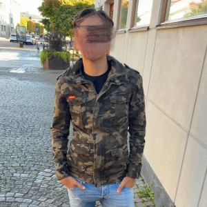 Field jacket ifrån superdry - Säljer nu denna extremt snygga field jackan som funkar som casual wear o ger dig en stilren look. Hojta ifall du har nån funderingar🙌🏽⭐️. Priset ej hugget i sten!🙌🏽