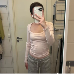 Långärmad tröja från Gina Tricot  - Långärmad tröja i en fin rosa färg från Gina Tricot. Materialet är ribbat och stretchigt. Den är i bra skick! Storlek XS men passar även S. Nypris: 199kr