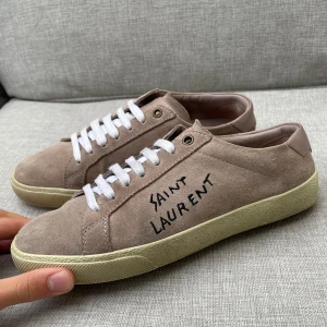Saint Laurent skor - Hej! Säljer nu dessa sjukt snygga ysl skor. Skorna är i toppskick! Har begränsat antal boxar och dustbag. Hör av dig vid frågor. 37 passar 38