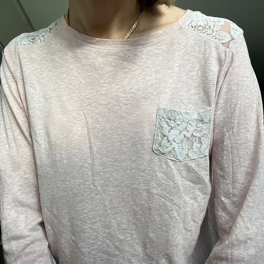 Ljusrosa långärmad topp med spetsdetaljer - 3