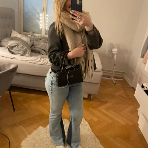 Ljusblå bootcut jeans med mörka innerben - Säljer ett par ljusblå  bootcut jeans som är mörkblå längs insidan av benen. Lågmidjade och storlek 30 i midjan och 32 i längd som motsvarar ungefär storlek 40/42